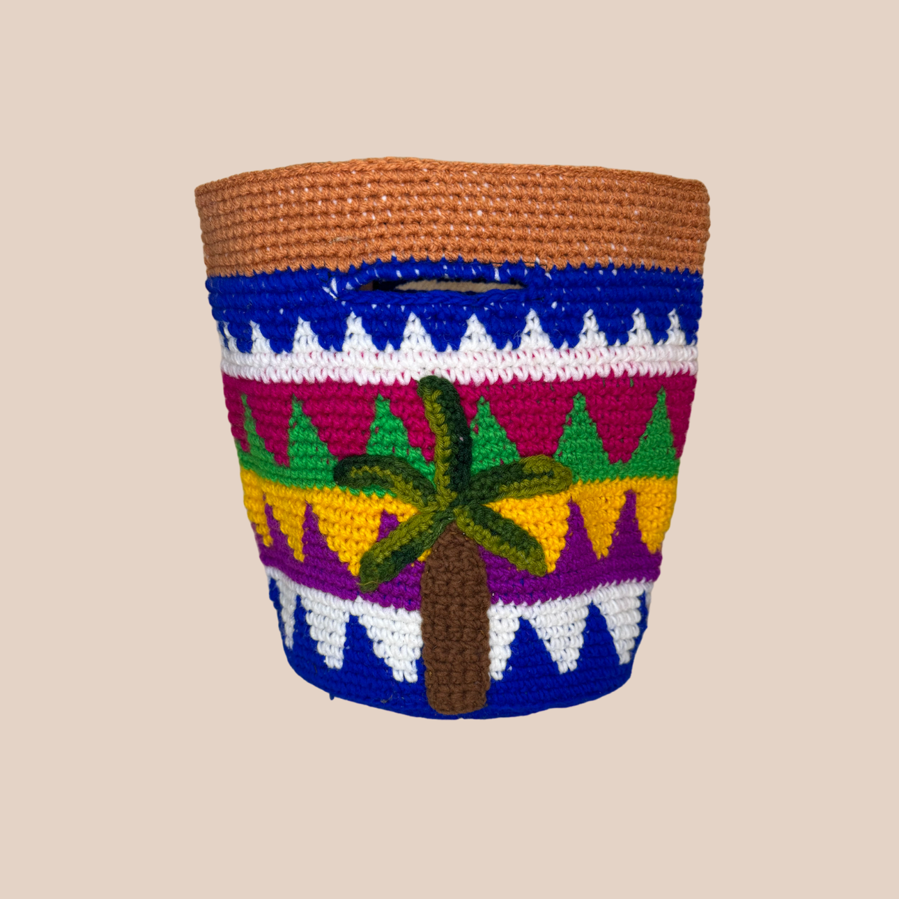 Image du sac motif palmiers de Maison Badigo, sac en laine crocheté, doublure léopard multicolore unique et tendance