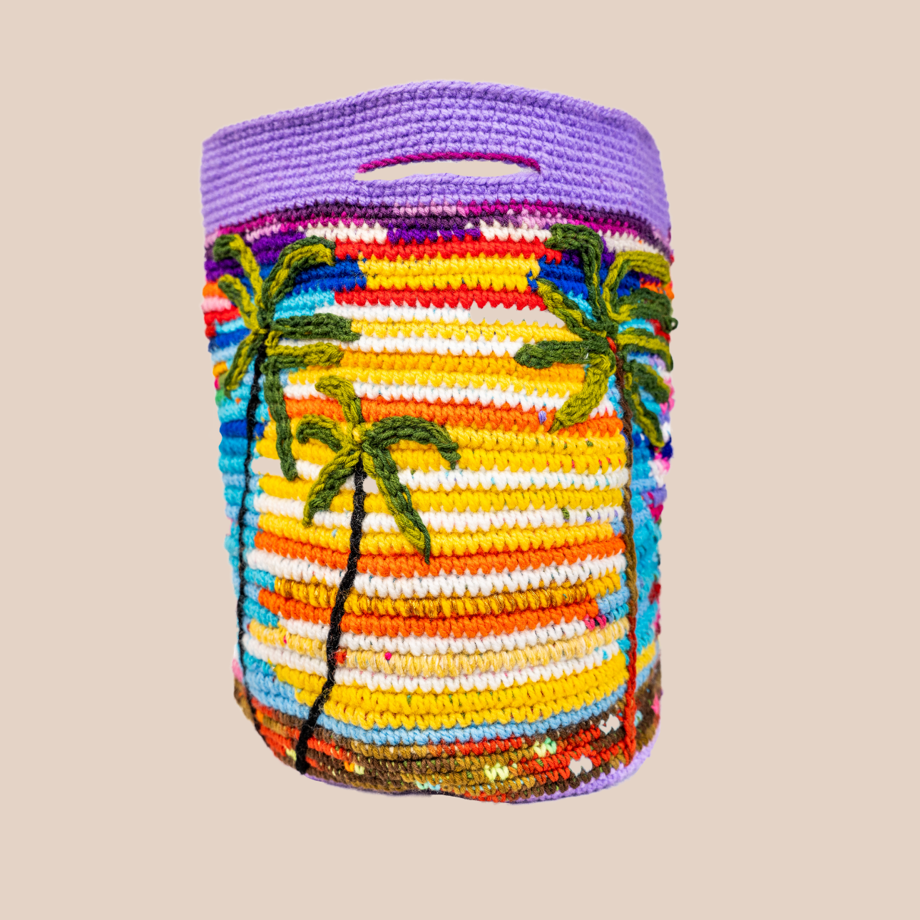 Image du sac motif palmiers de Maison Badigo, sac en laine crocheté, multicolore unique et tendance