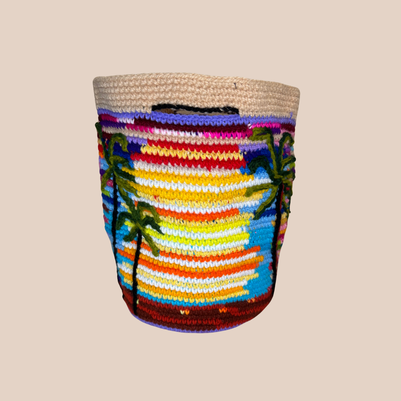Image du sac motif palmiers de Maison Badigo, sac en laine crocheté, multicolore unique et tendance