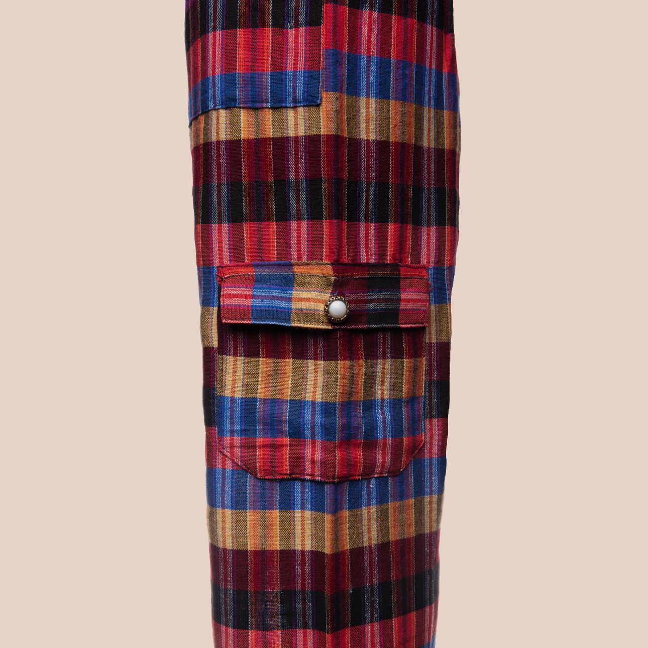 Image d'un pantalon a imprimé rayures , pantalon tendance en coton organique arborant des couleurs vives et audacieuses