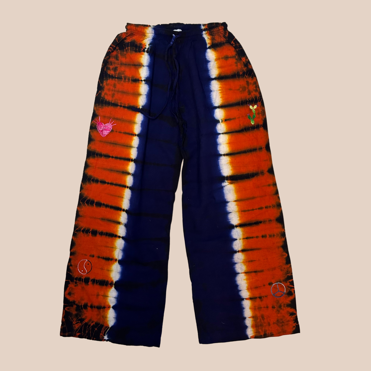 Image du pantalon large tie & dye orange et bleu, un pantalon large aux nuances vibrantes de orange et de bleu, un véritable tourbillon de couleur et de style