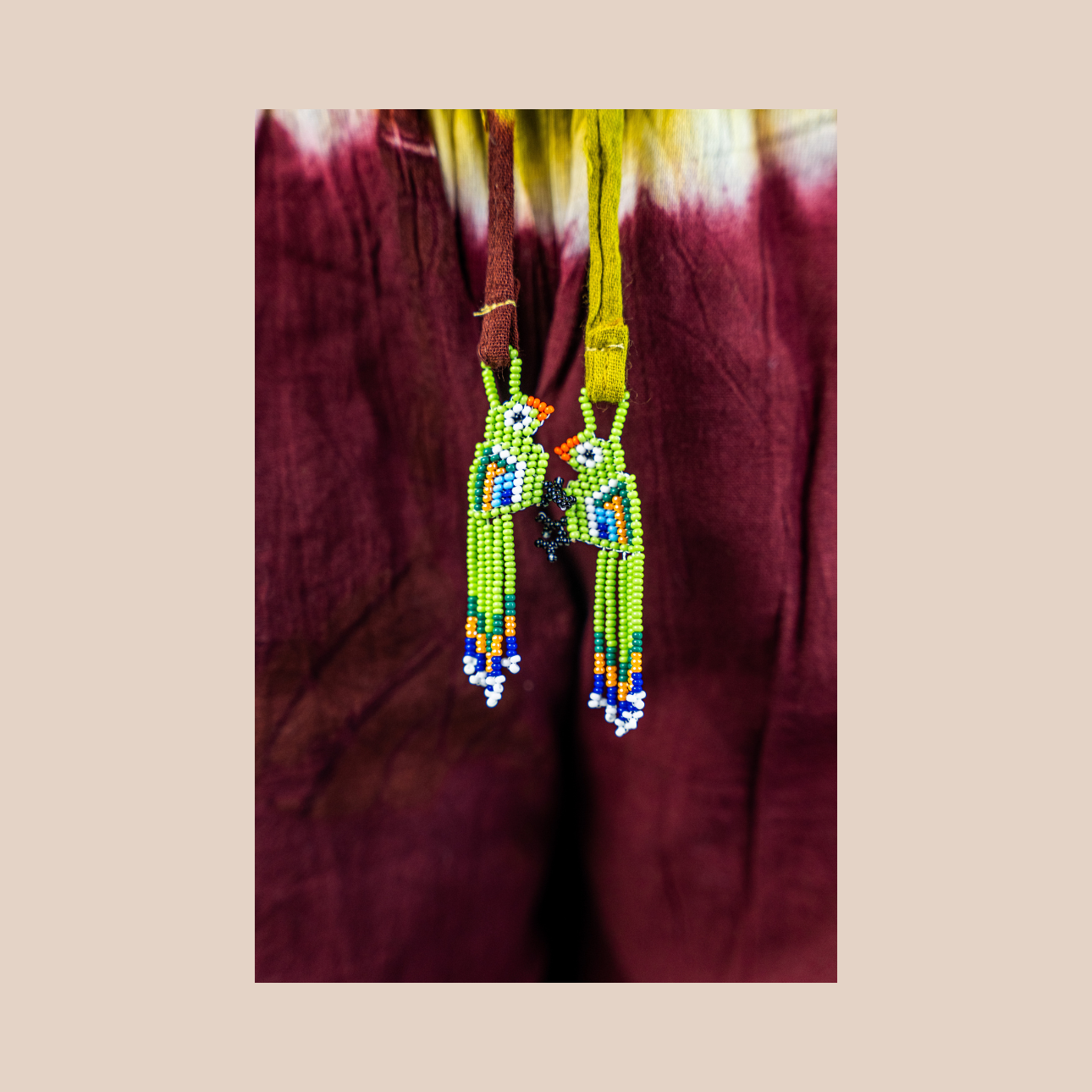 Image zoomée du pantalon Tie&Dye margarita et de ses cordons decorés de perles de Maison Badigo