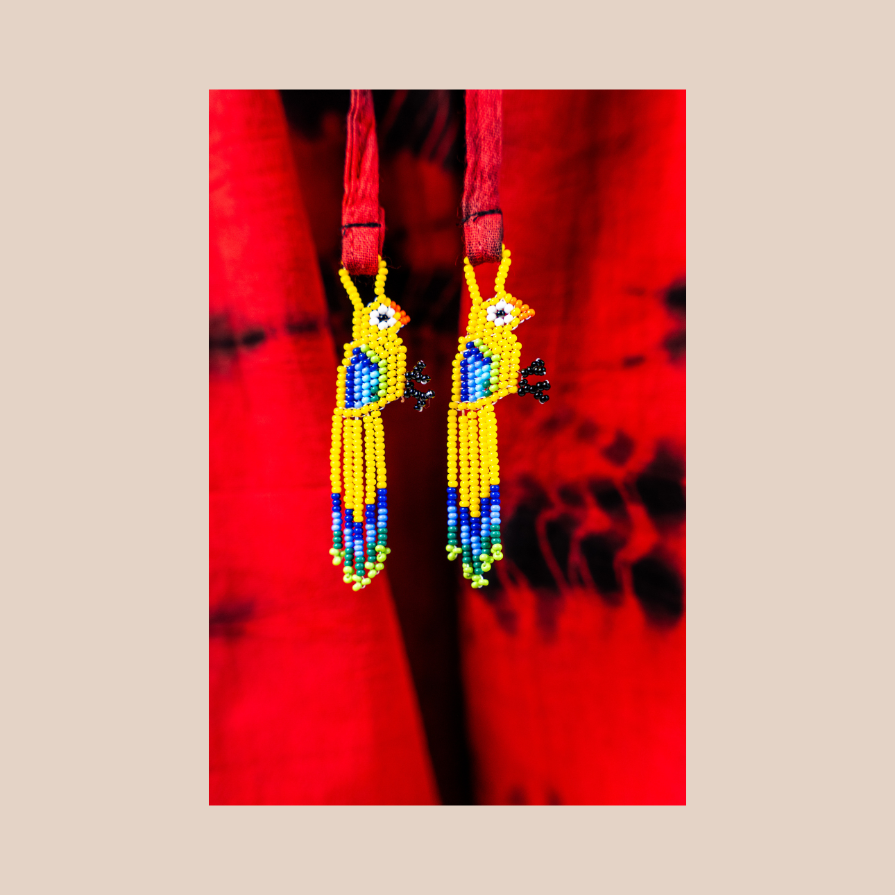Image zoomée du pantalon Tie&Dye margarita et de ses cordons decorés de perles de Maison Badigo
