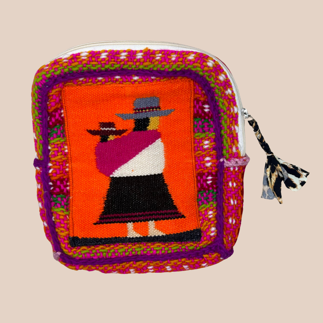 Image d'une pochette FELIZ TAPIS de Maison Badigo, une pochette rose avec motif tapis fabriqué en laine et acrylique crochetés avec doublure imprimé léopard. 