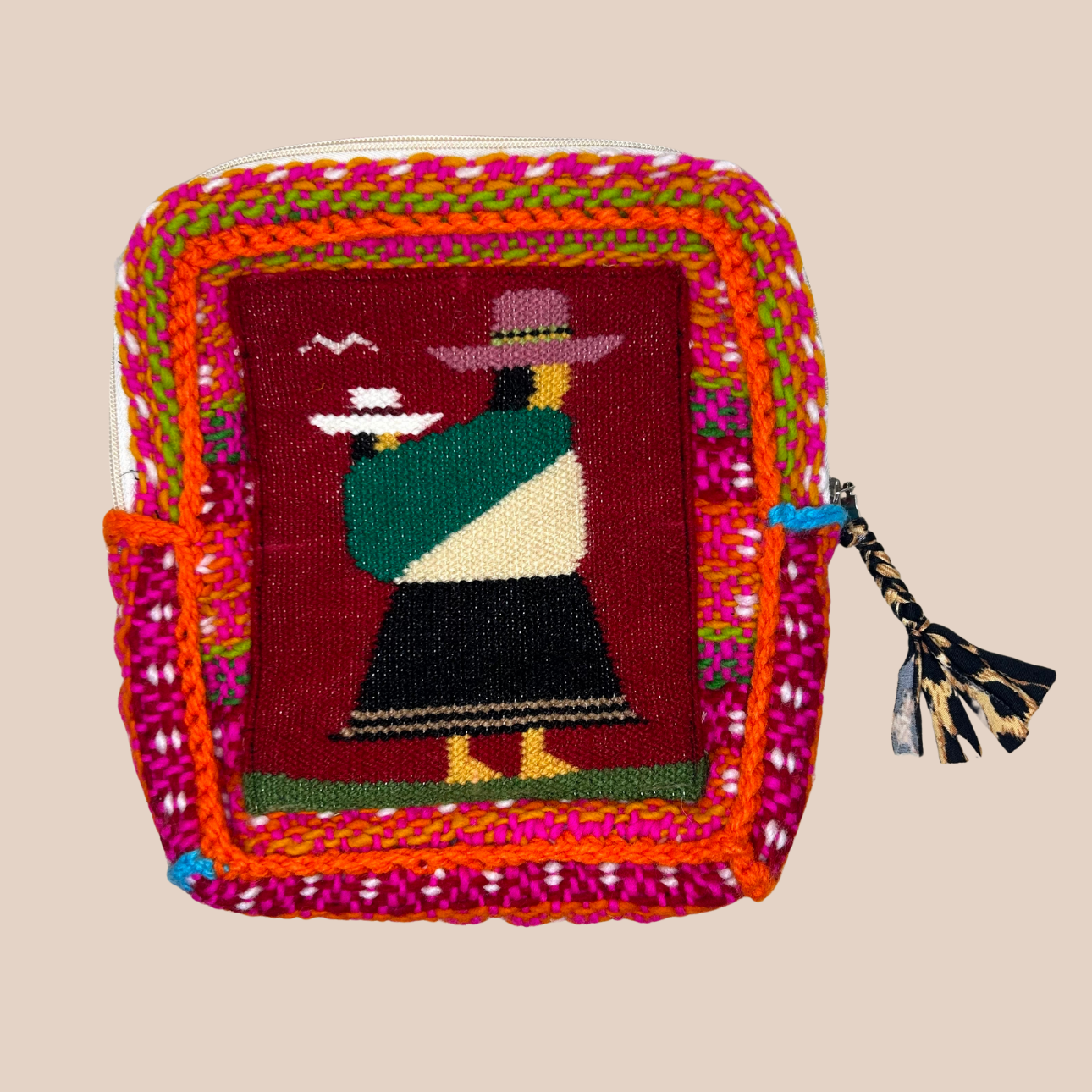 Image d'une pochette FELIZ TAPIS de Maison Badigo, une pochette motif tapis, fabriqué en laine et acrylique crochetés avec doublure imprimé léopard. 