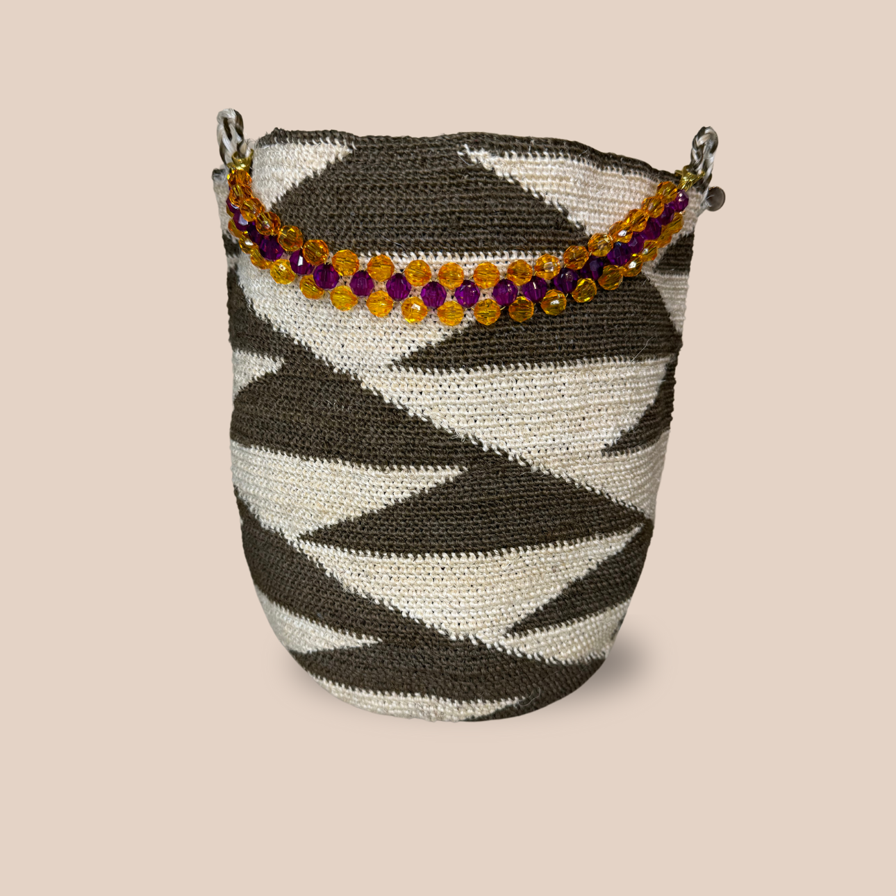 Image d'un sac PRINCESA de Maison Badigo, un sac coloré, fabriqué en fibres de cactus naturelle avec anse en perles motif citron