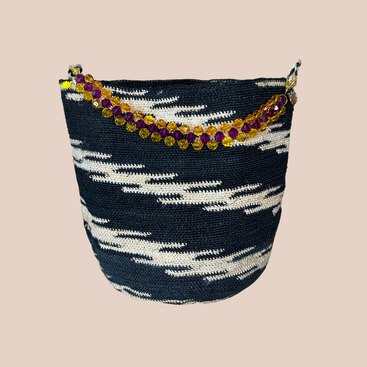 Image d'un sac PRINCESA de Maison Badigo, un sac fabriqué en fibres de cactus naturelle avec anse en perles motif citron