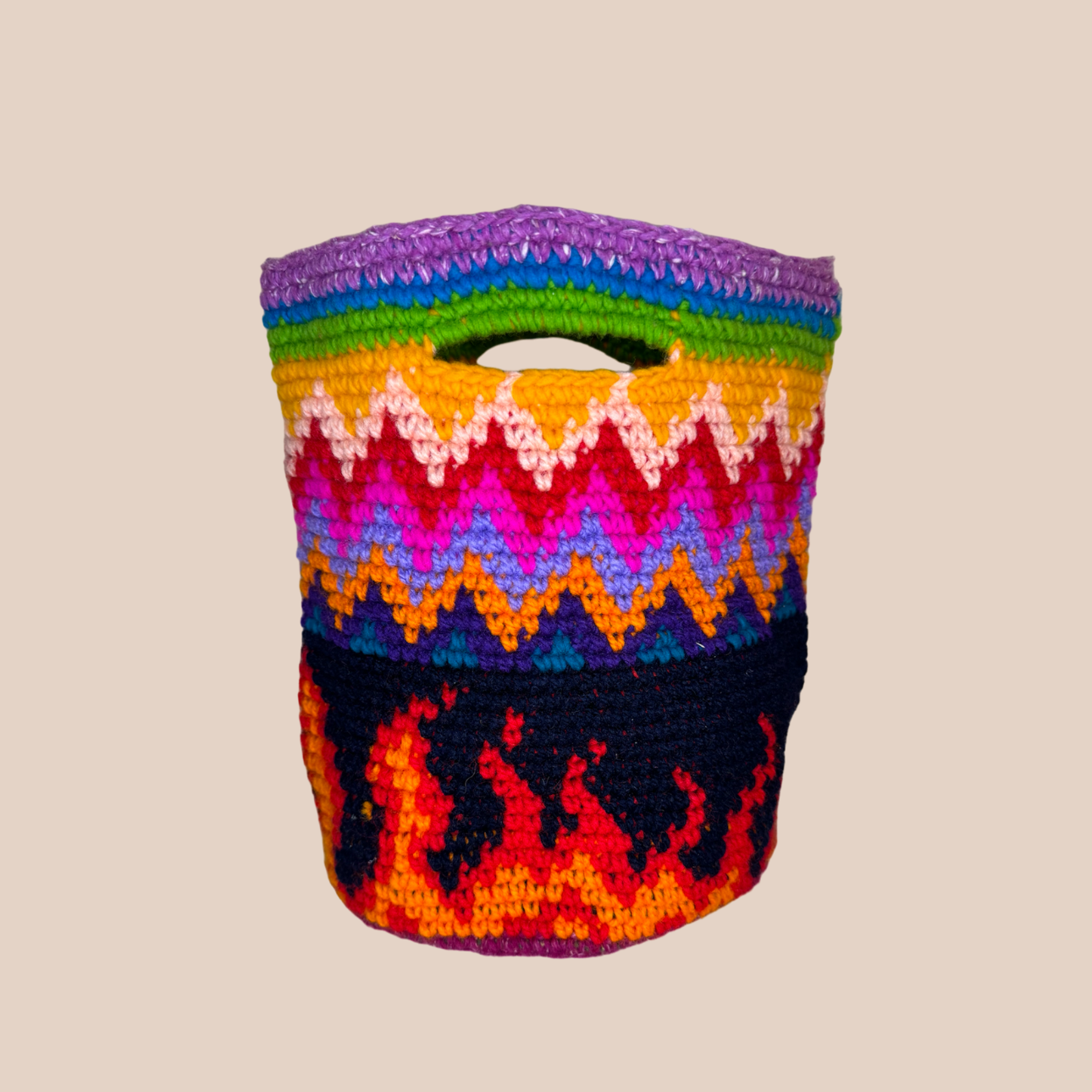 Image du sac motif feu de Maison Badigo, sac en laine crocheté multicolore unique et tendance