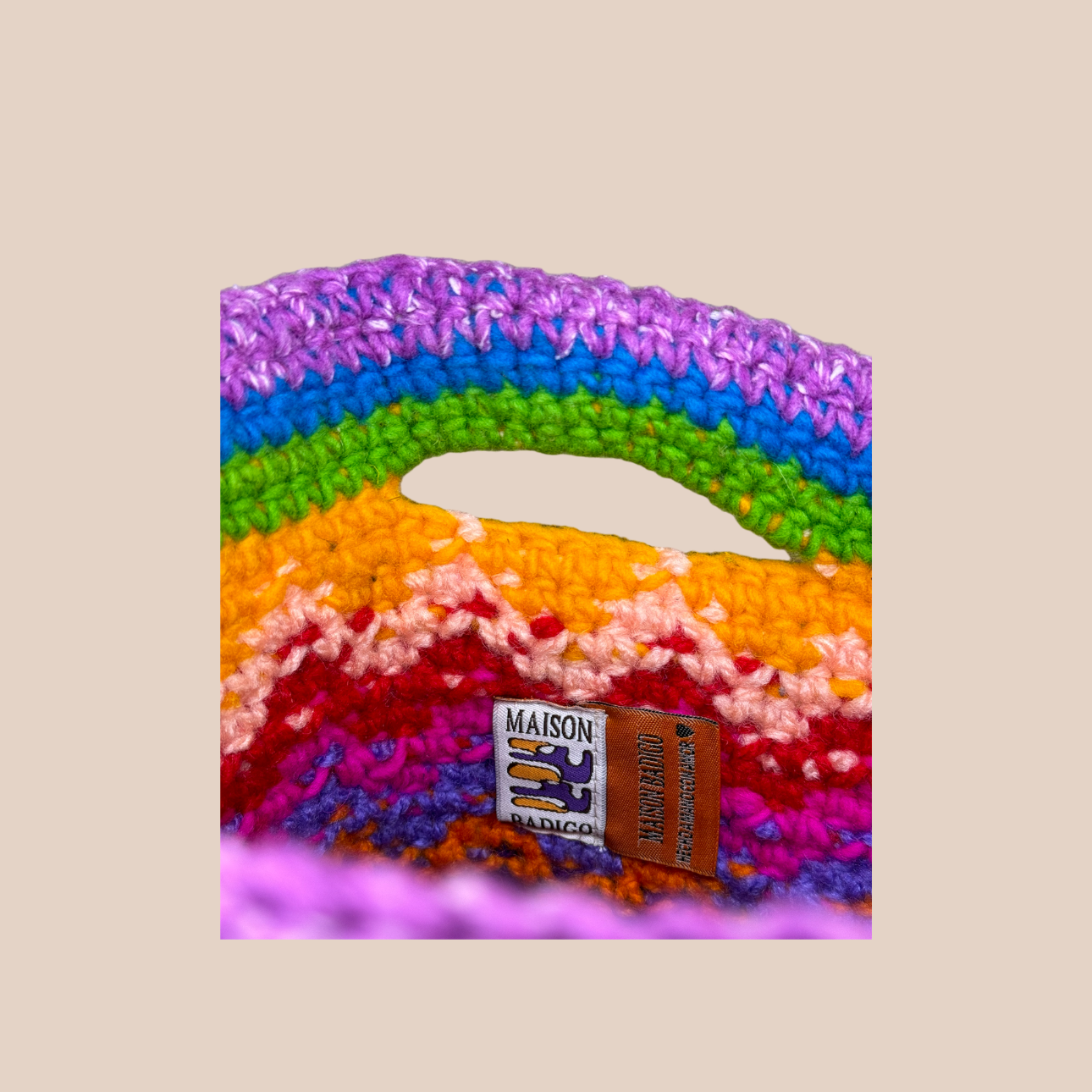 Image du sac motif feu de Maison Badigo, sac en laine crocheté multicolore unique et tendance