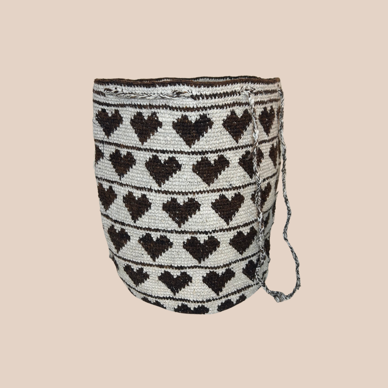 Image du sac AMOUR de Maison Badigo, un sac avec motifs coeurs, fabriqué 100% a partir de laine naturelle crochetée