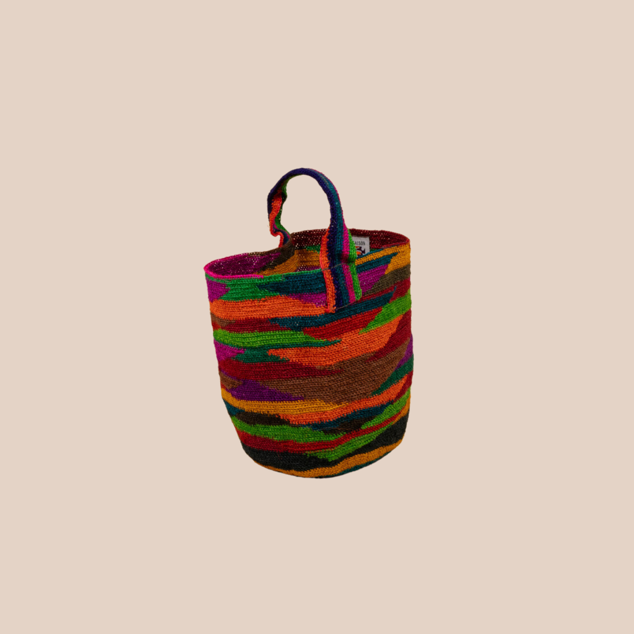 Image d'un sac Bahia en fibres de cactus, arborant des couleurs vives et audacieuses