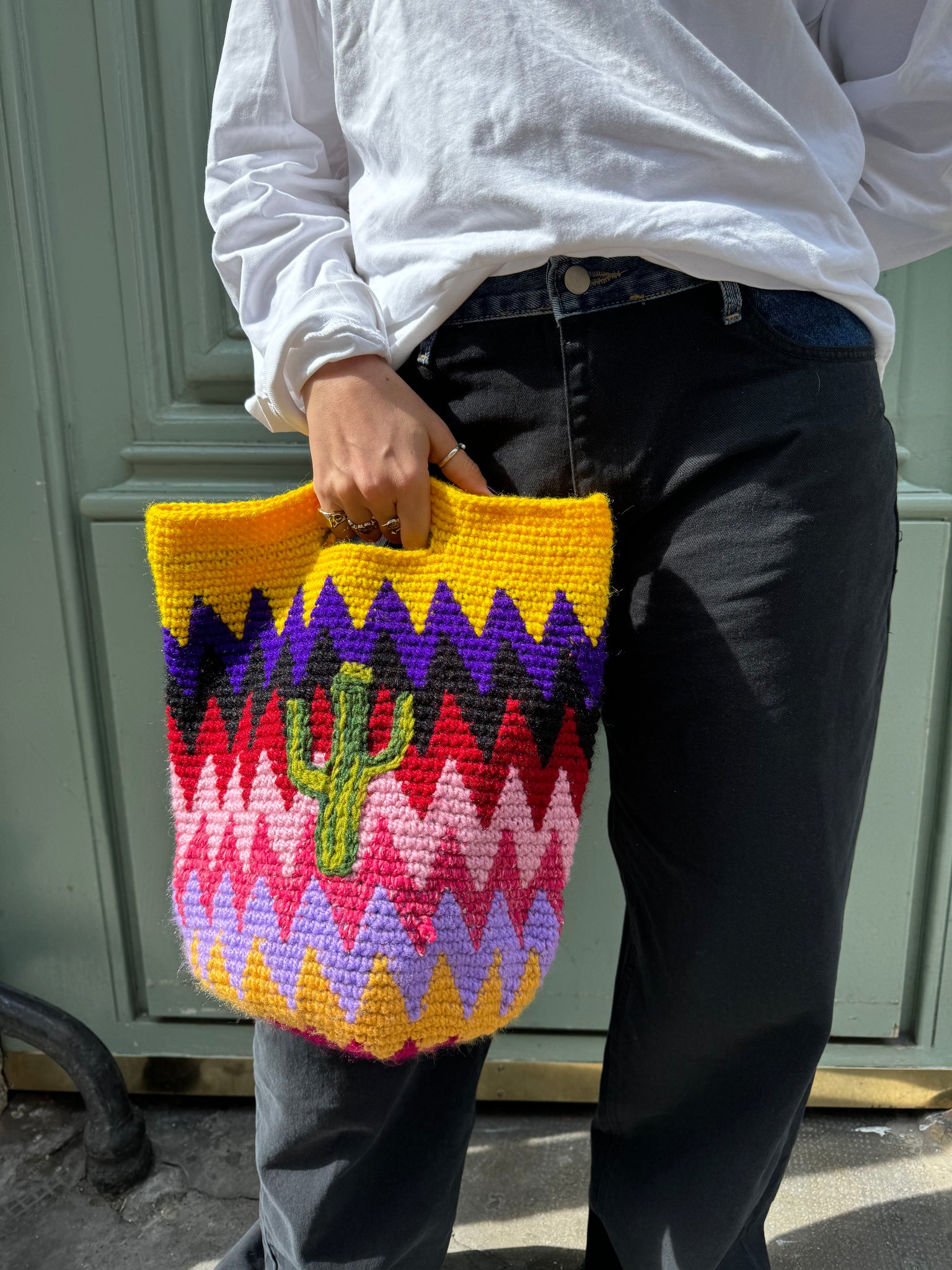 photo de lola portant un sac cactus, sac arborant des couleurs vives et audacieuses