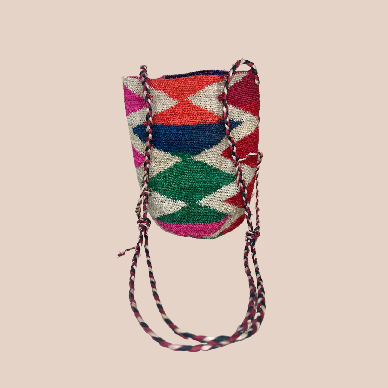 Un sac chiqui en fibres de cactus, arborant des couleurs vives et audacieuses