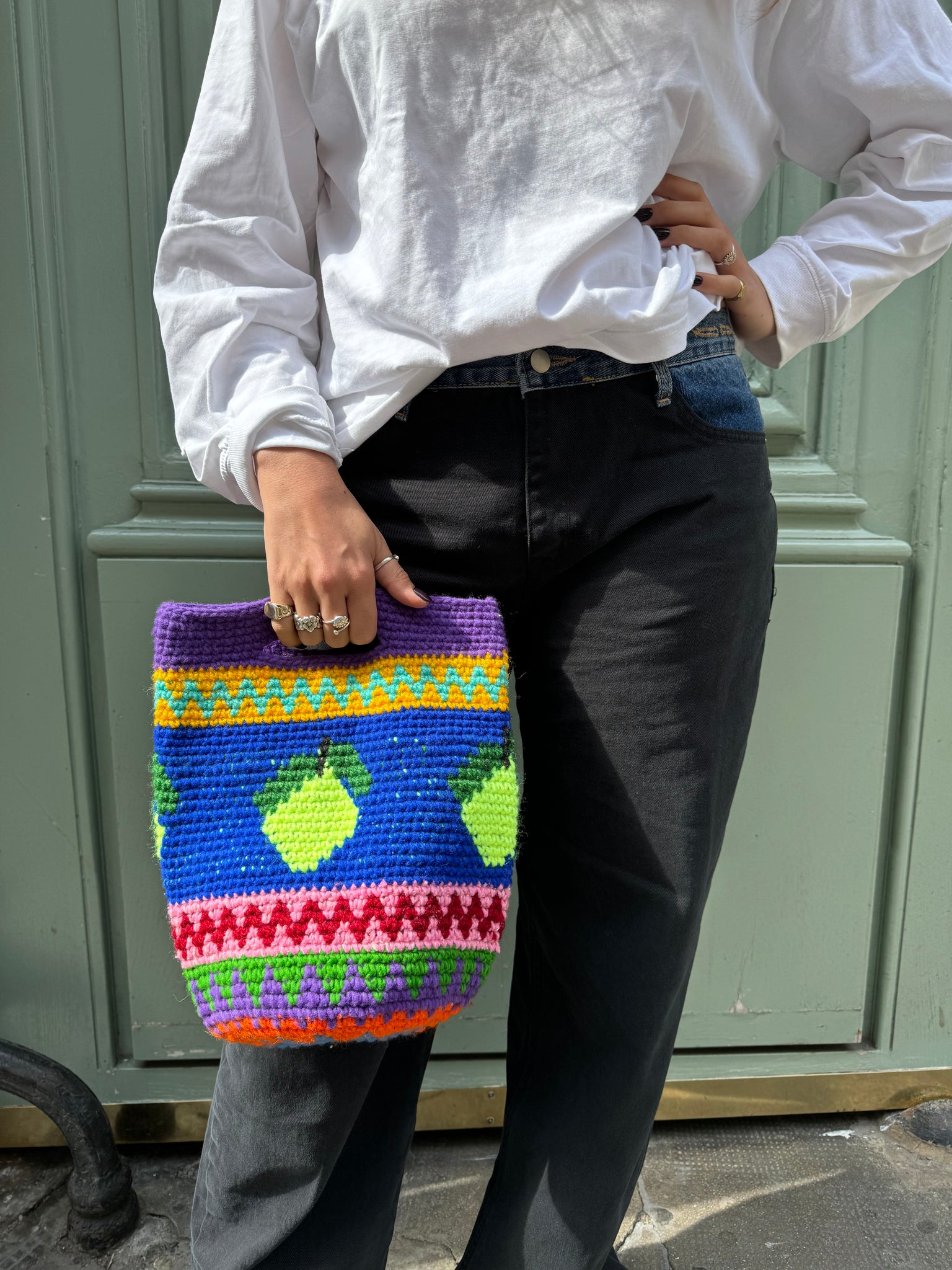 photo de lola portant un sac citron, sac arborant des couleurs vives et audacieuses