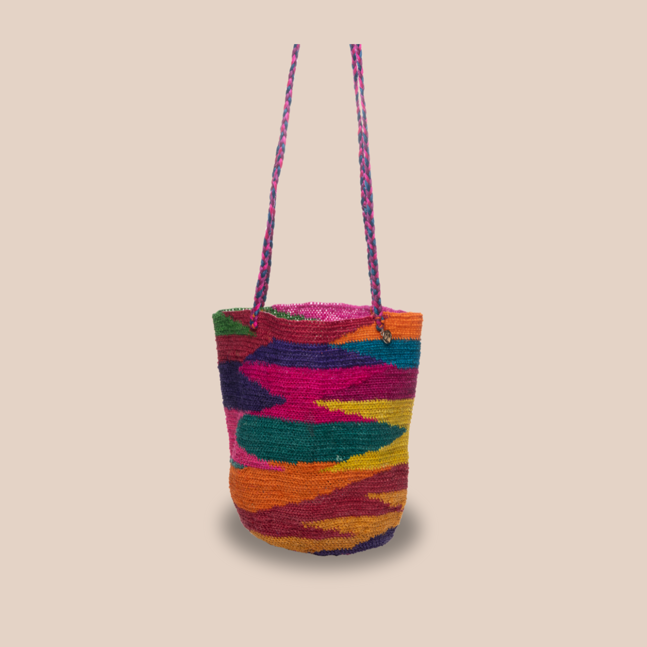 Un sac dolores en fibres de cactus, arborant des couleurs vives et audacieuses