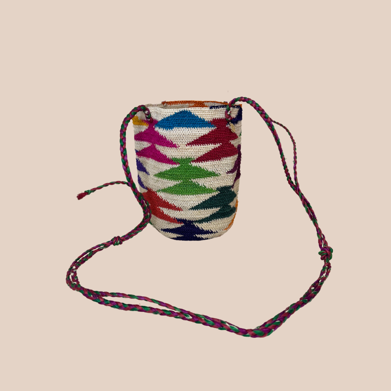 Image du sac DOLORES de Maison Badigo, sac en fibres naturelles de cactus multicolore unique et tendance