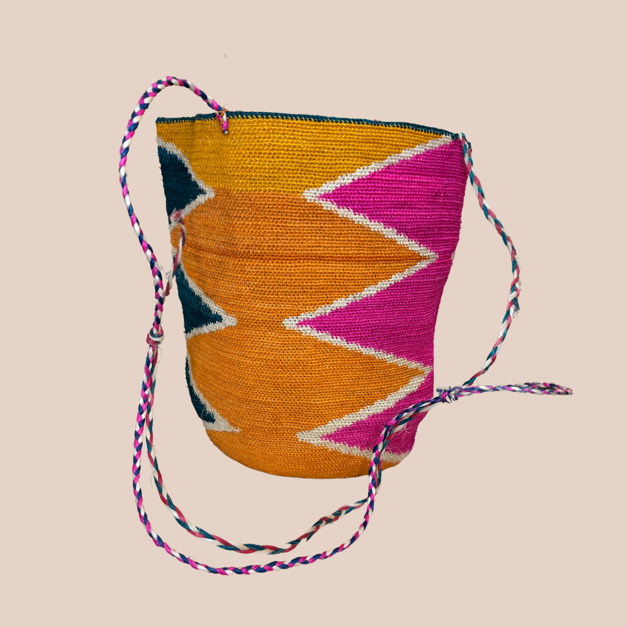 Image du sac enamorada de Maison Badigo, sac en fibres de cactus multicolore unique et tendance