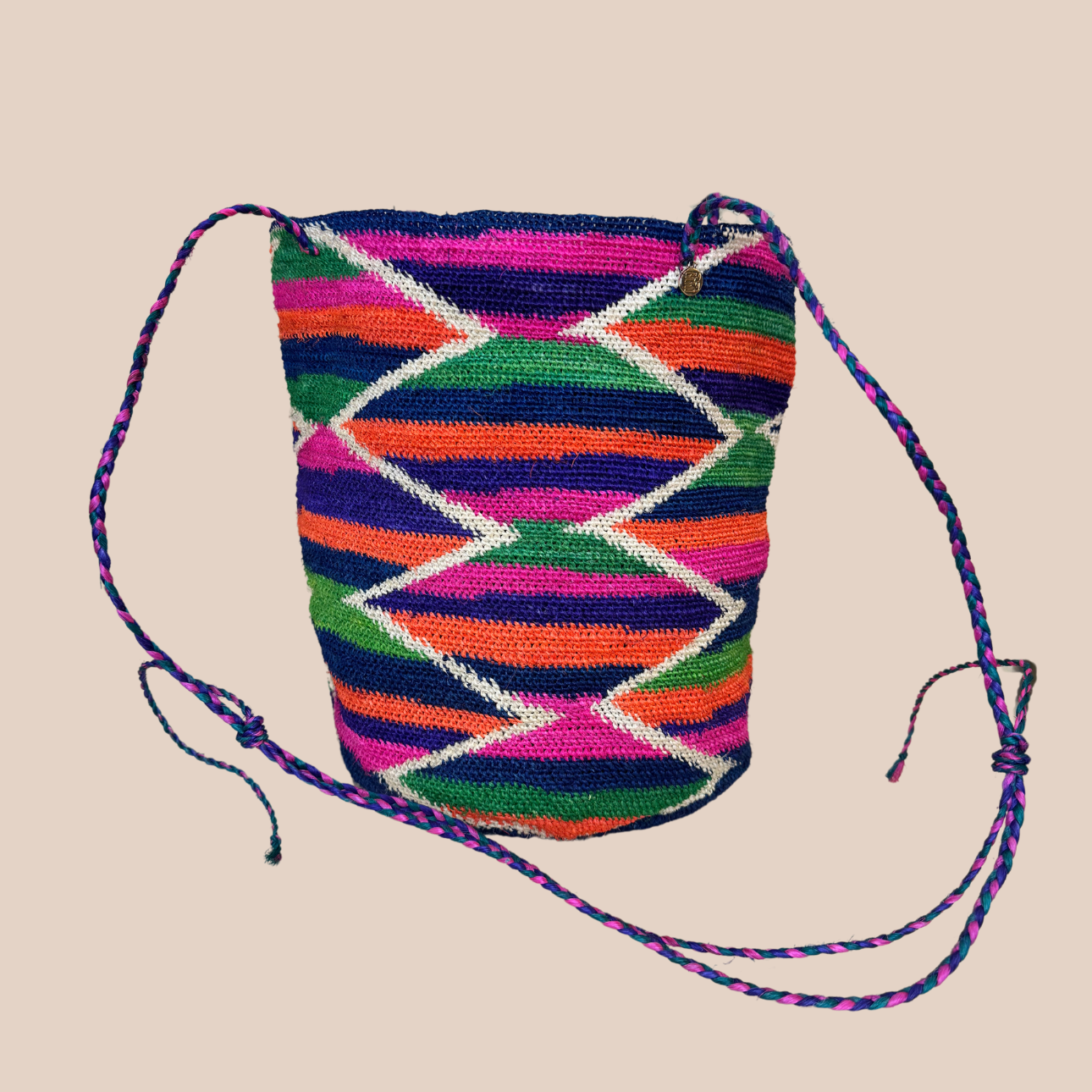 Image du sac enamorada de Maison Badigo, sac en fibres de cactus multicolore unique et tendance