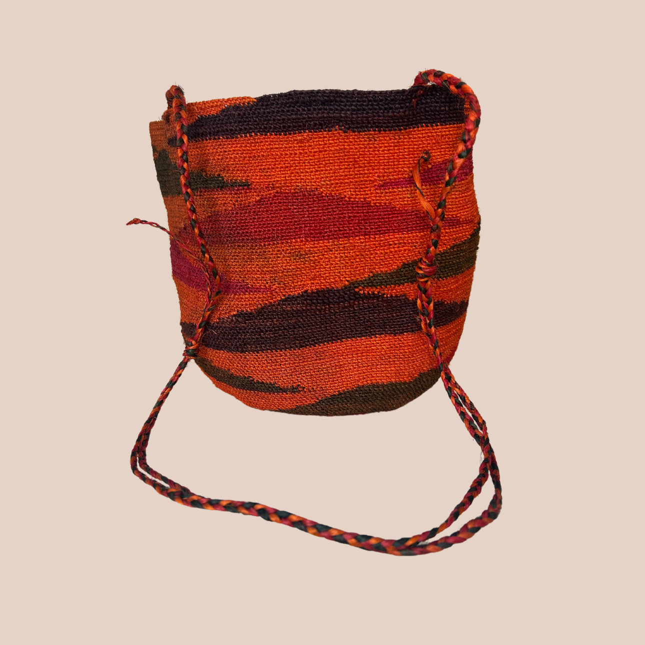 Un sac enamorada en fibres de cactus, arborant des couleurs vives et audacieuses