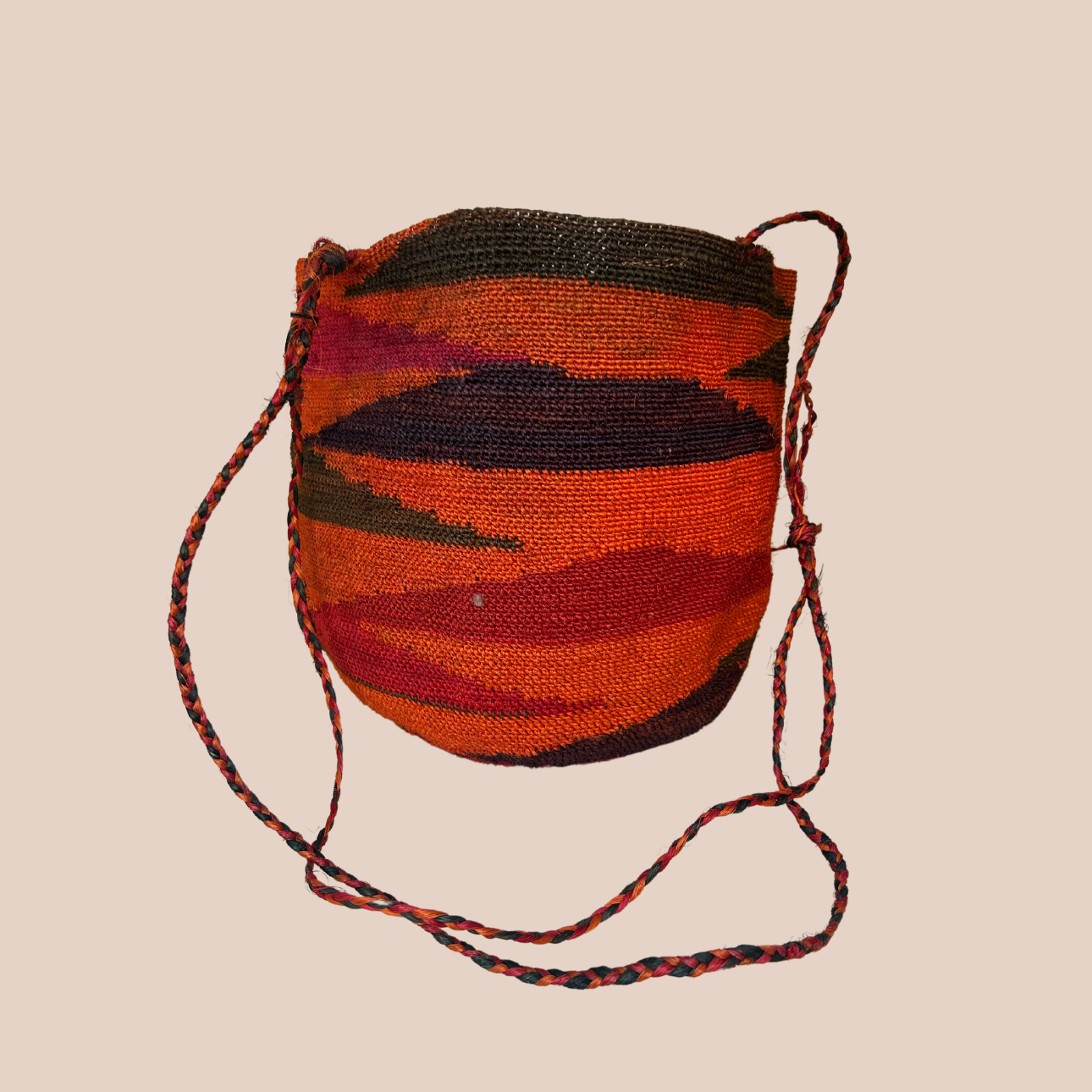 Un sac enamorada en fibres de cactus, arborant des couleurs vives et audacieuses