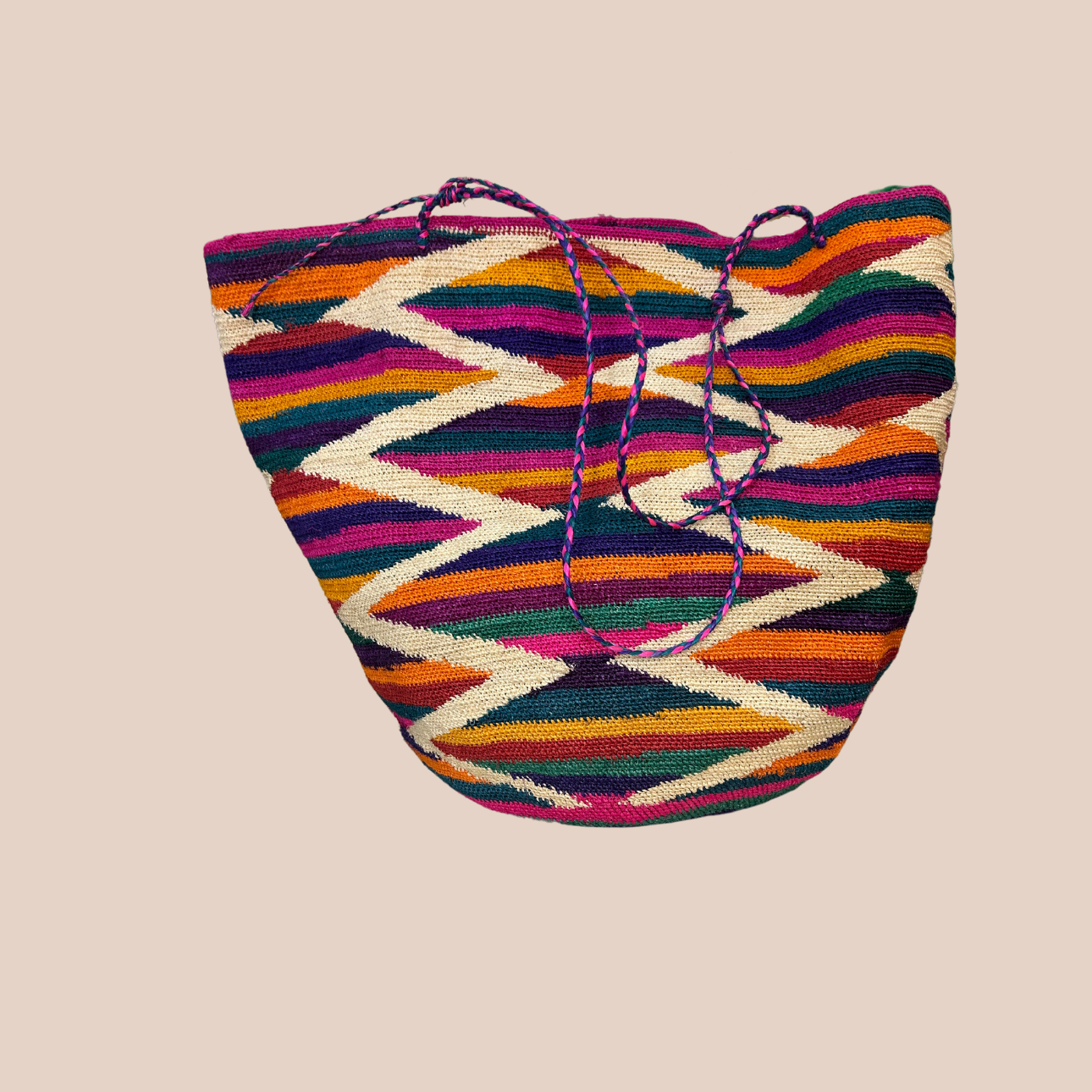 Un sac frida en fibre de cactus , arborant des couleurs vives et audacieuses
