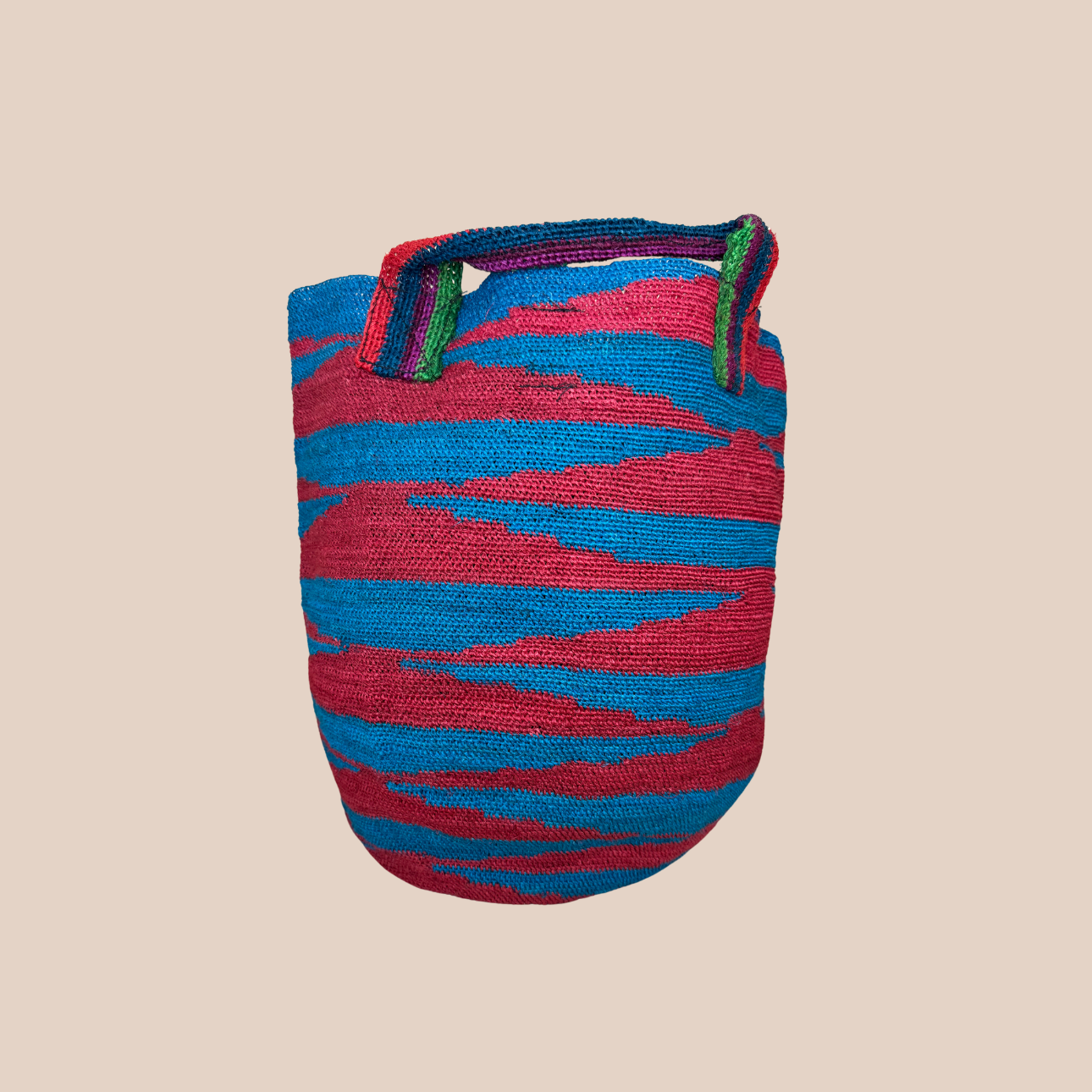 Image du sac ikal de Maison Badigo, sac en fibres de cactus multicolore unique et tendance