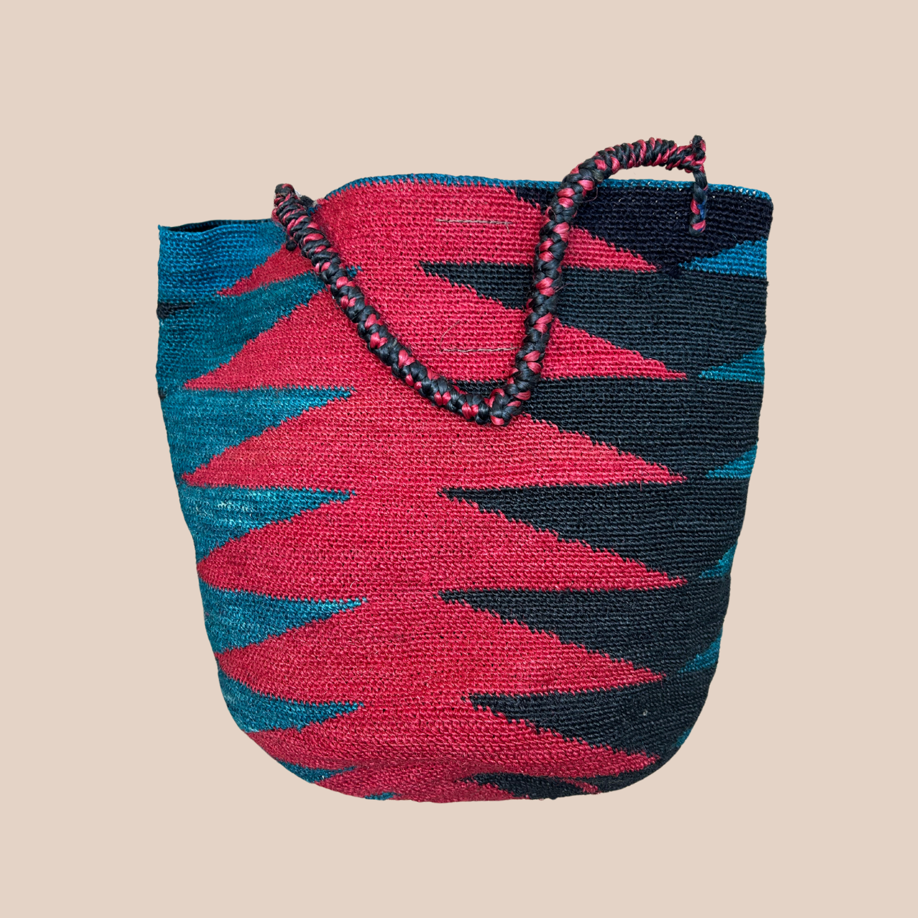 Un sac mundo en fibres de cactus, arborant des couleurs vives et audacieuses