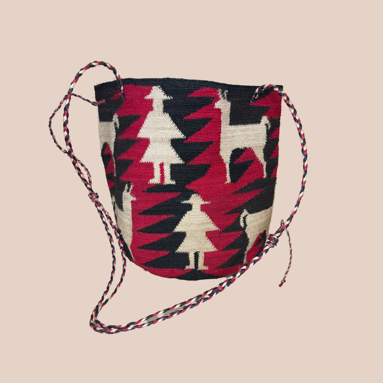 Image du sac motif poupées de Maison Badigo, sac Large en fibres naturelles de cactus multicolore unique et tendance