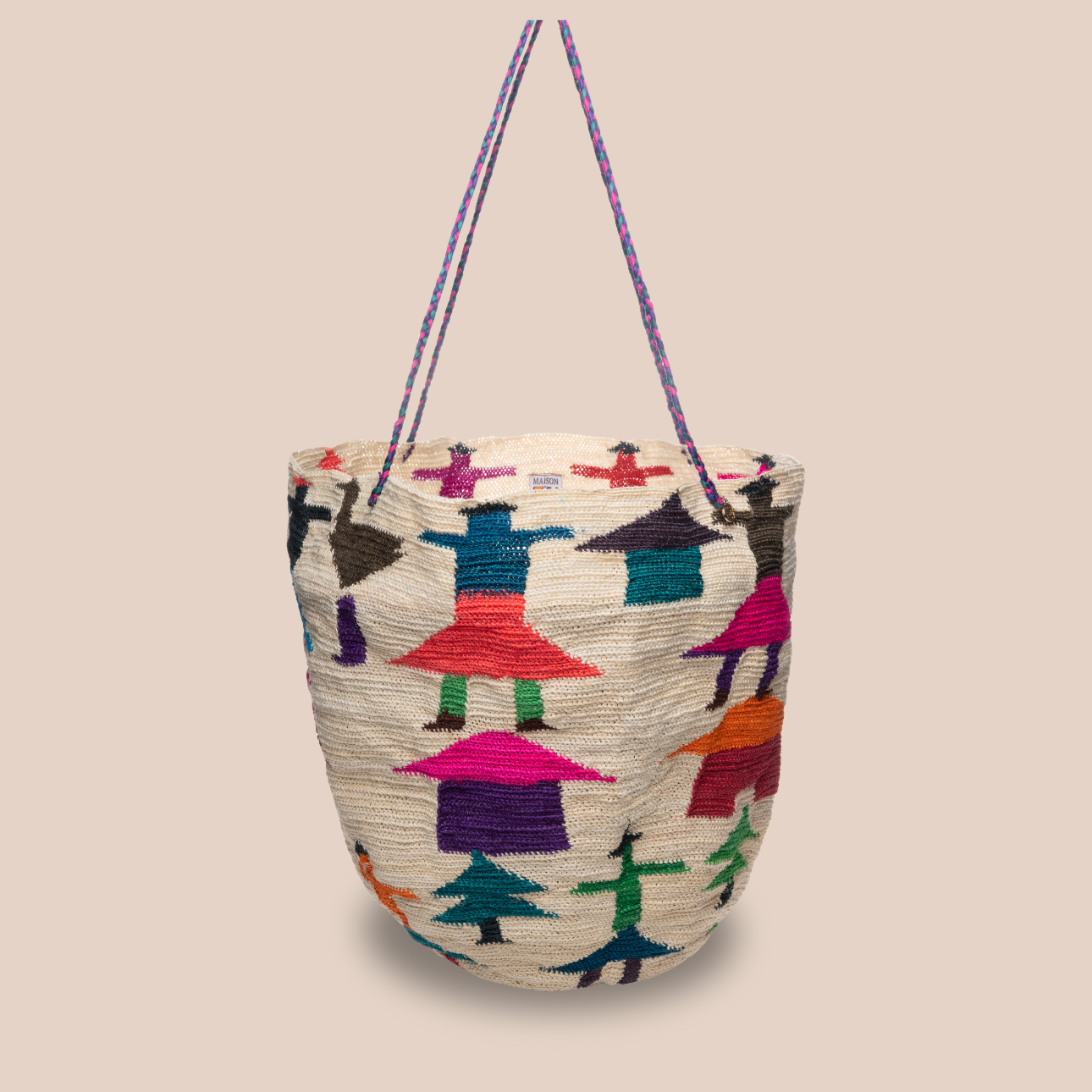 Image d'un sac aux motifs poupées, sac large en fibres de cactus arborant des couleurs vives et audacieuses