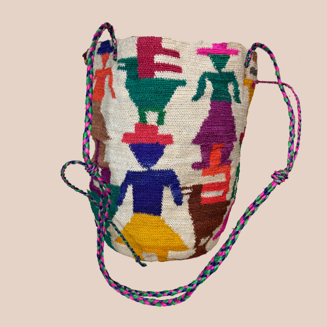 Image d'un sac MUNECAS LARGE de Maison Badigo, un sac coloré aux motif poupée, fabriqué en fibres de cactus naturelle