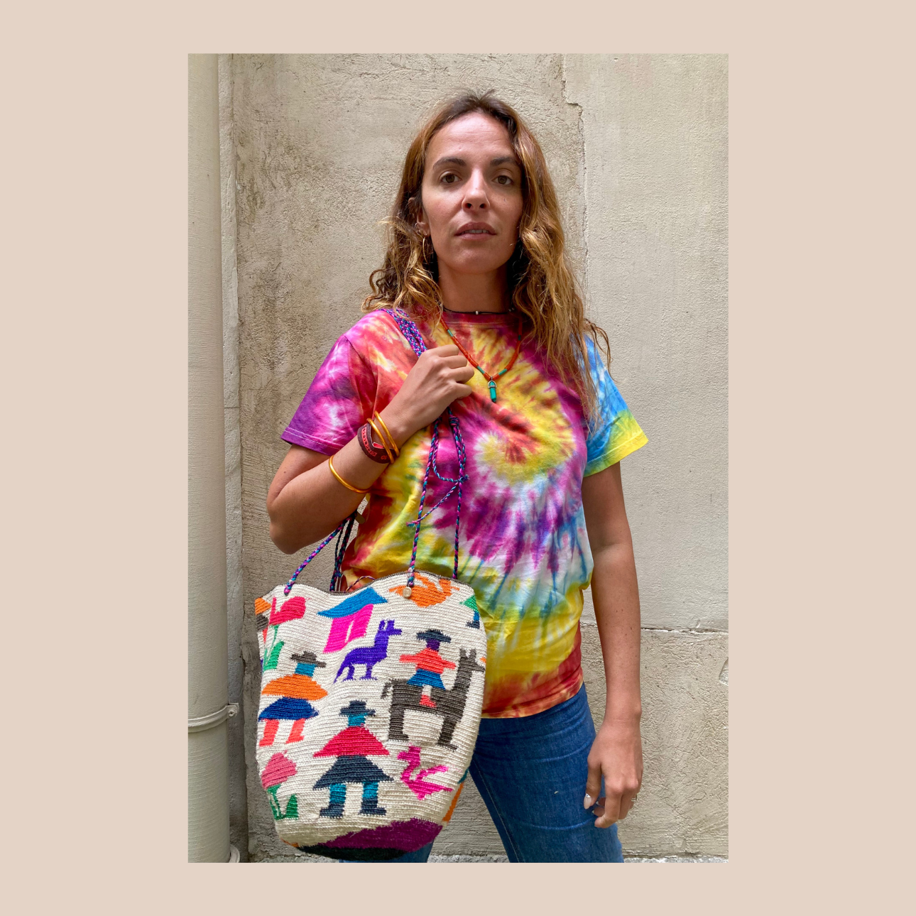 Image du sac motif poupées de Maison Badigo porté, sac Large en fibres naturelles de cactus multicolore unique et tendance
