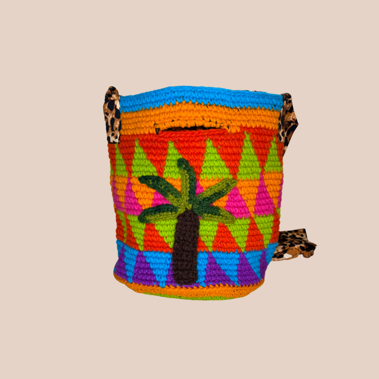  Image du sac motif palmier, doublure et anses réglable imprimé leopard de Maison Badigo, sac en laine crocheté multicolore unique et tendance
