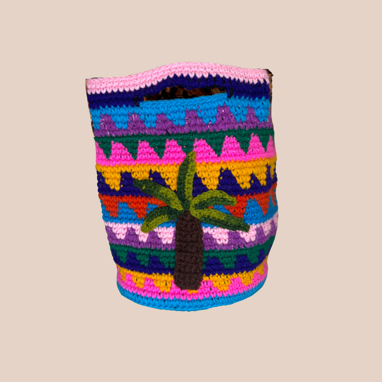  Image du sac motif palmier, doublure et anses réglable imprimé leopard de Maison Badigo, sac en laine crocheté multicolore unique et tendance
