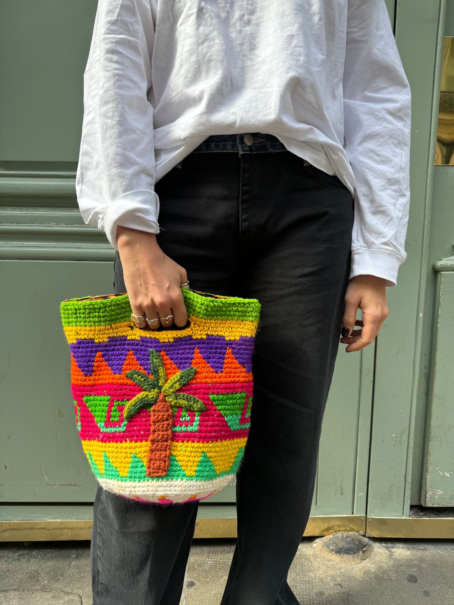 photo de lola portant un sac palmeras, sac arborant des couleurs vives et audacieuses