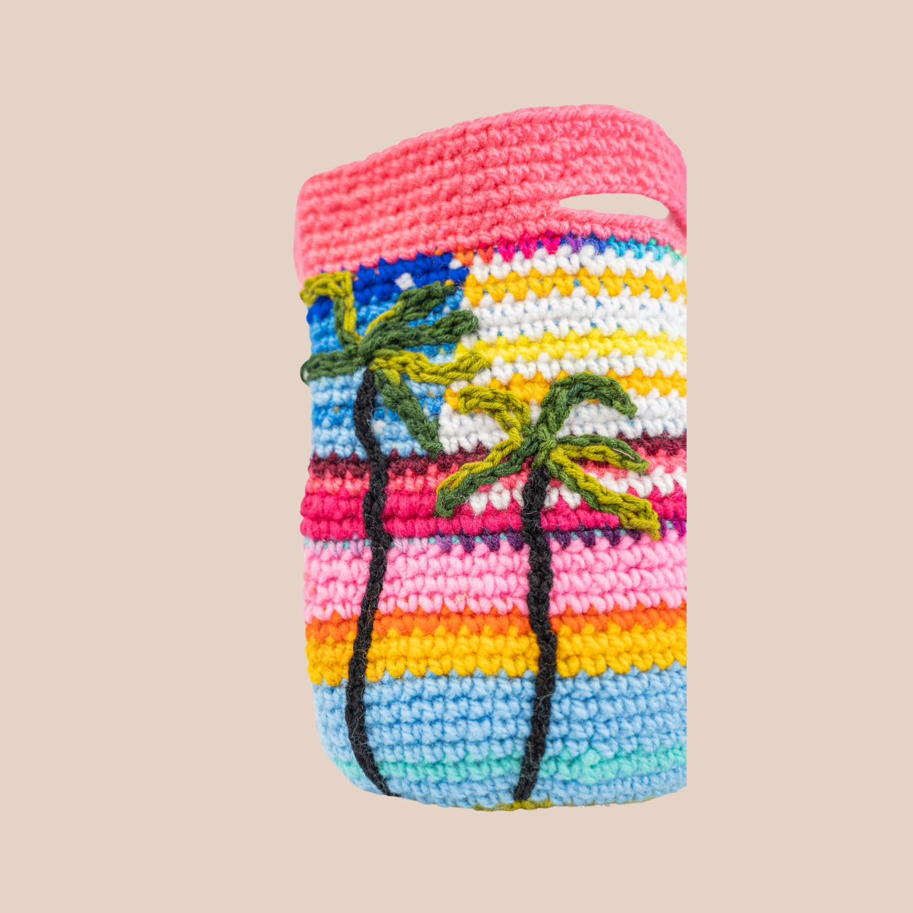 Image d'un sac aux motifs palmiers, sac en laine crochetée arborant des couleurs vives et audacieuses