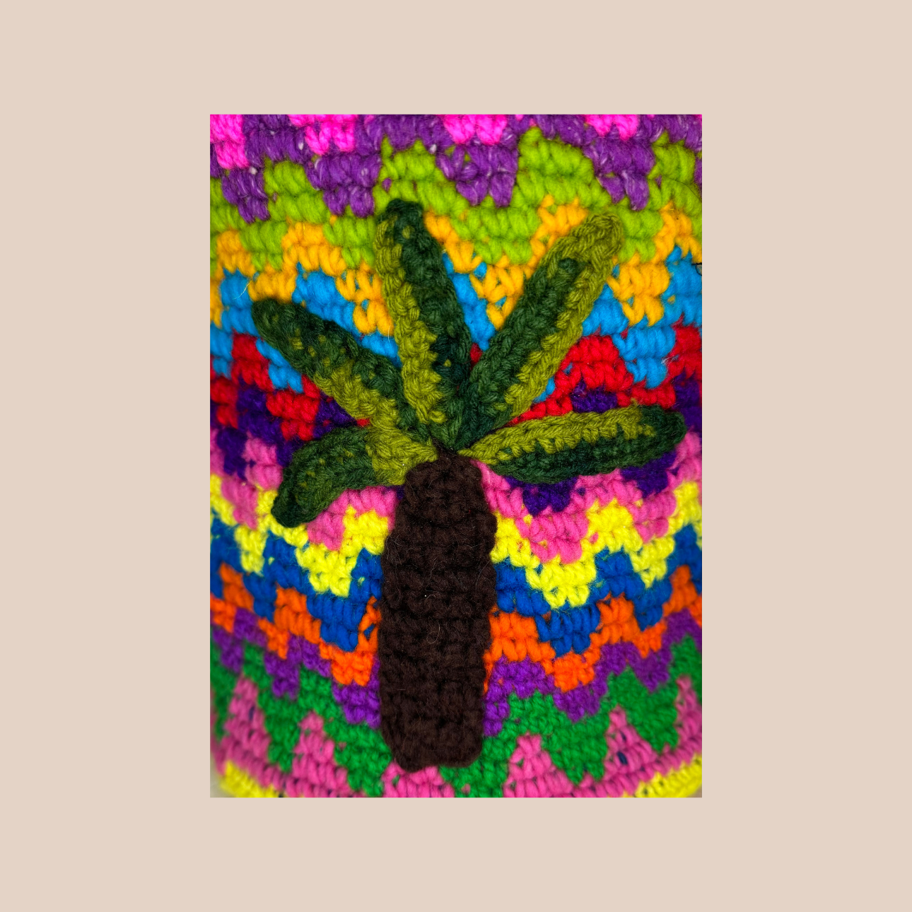 Image zoomée du sac motifs palmier de Maison Badigo,sac en laine crocheté multicolore unique et tendance