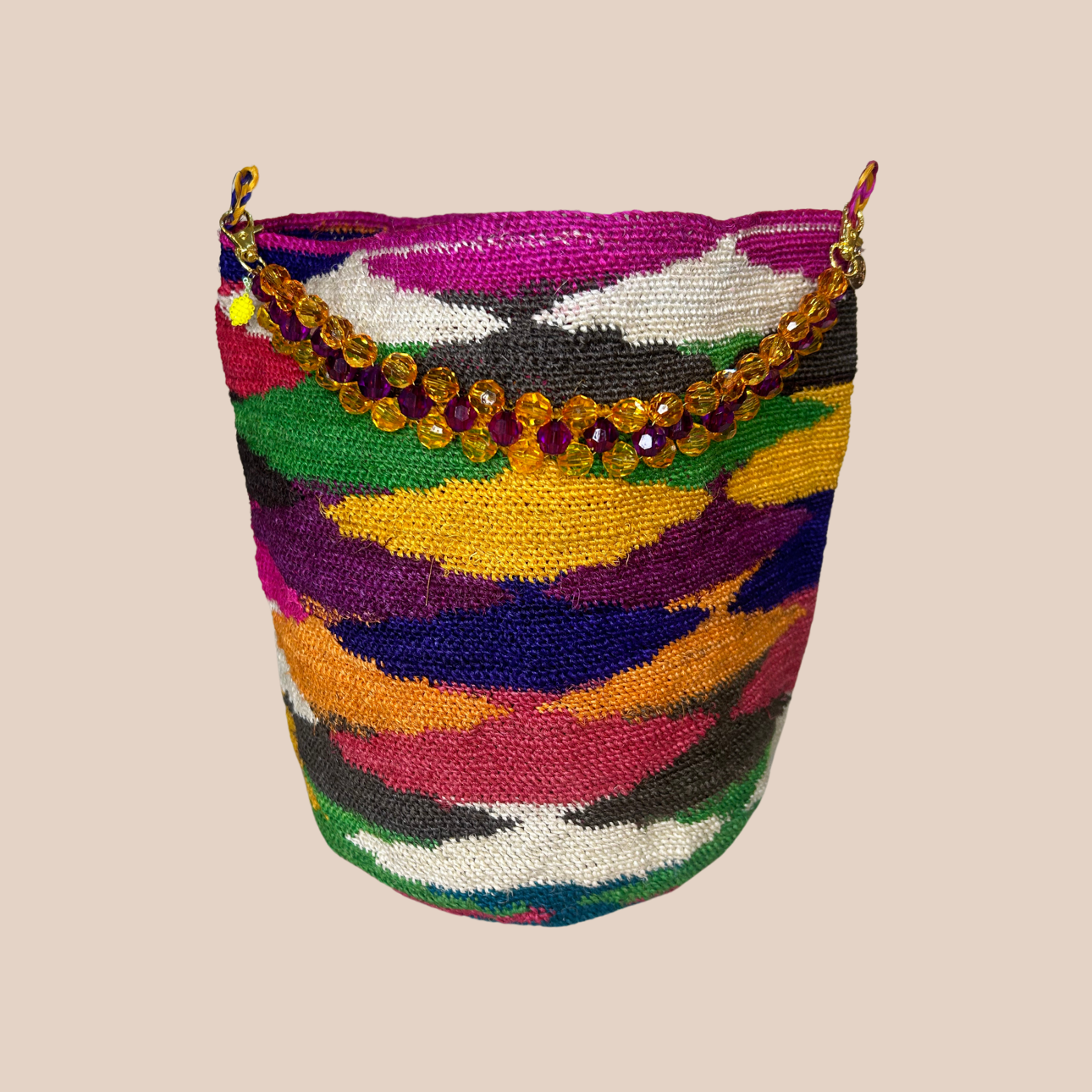 Image du sac PRINCESA de Maison Badigo, un sac en fibres de cactus naturelle avec une anse en perle motif citron.