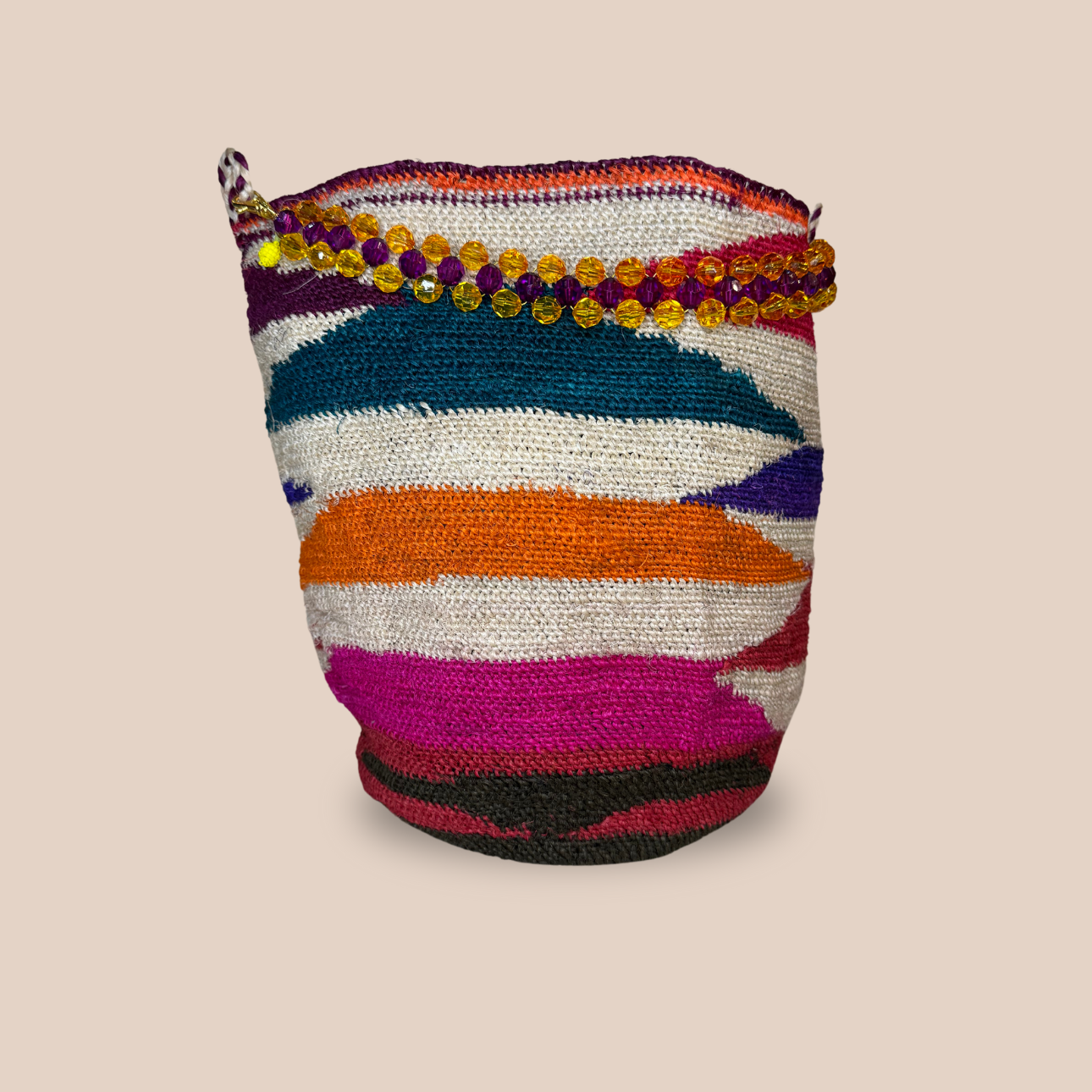 Image d'un sac PRINCESA CITRON de Maison Badigo, un sac coloré, fait en fibres de cactus naturelle avec anse en perles, motif citron
