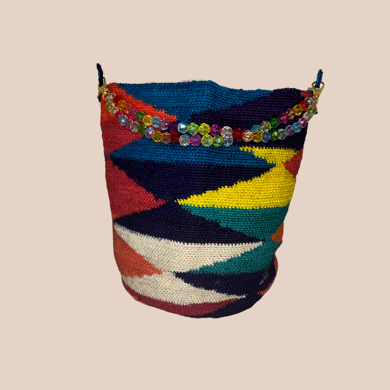 Image du sac princesa anses pasteque de Maison Badigo, sac en fibres naturelles de cactus multicolore unique et tendance