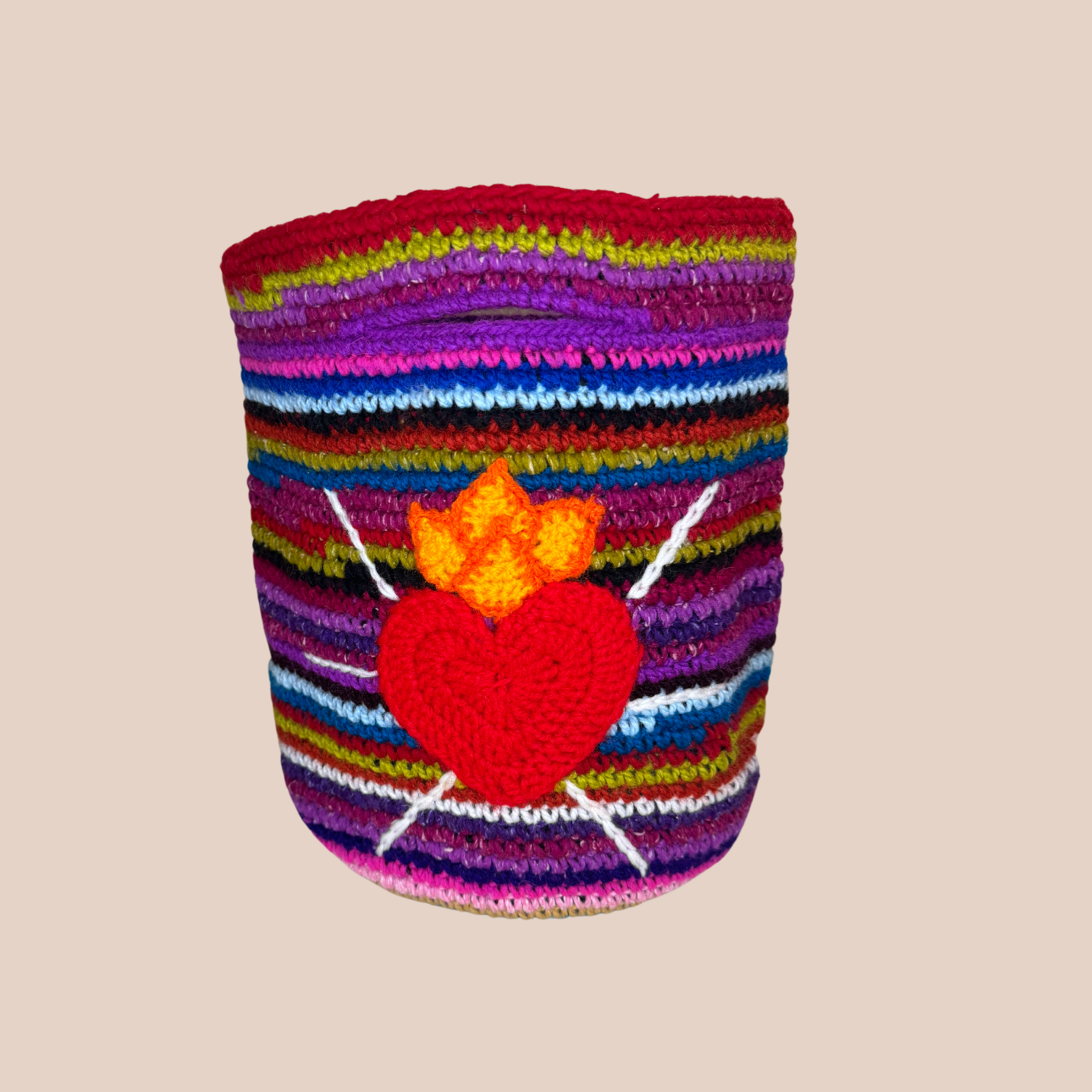 Image du sac motif coeur sacré de Maison Badigo, sac en laine crocheté multicolore unique et tendanc
