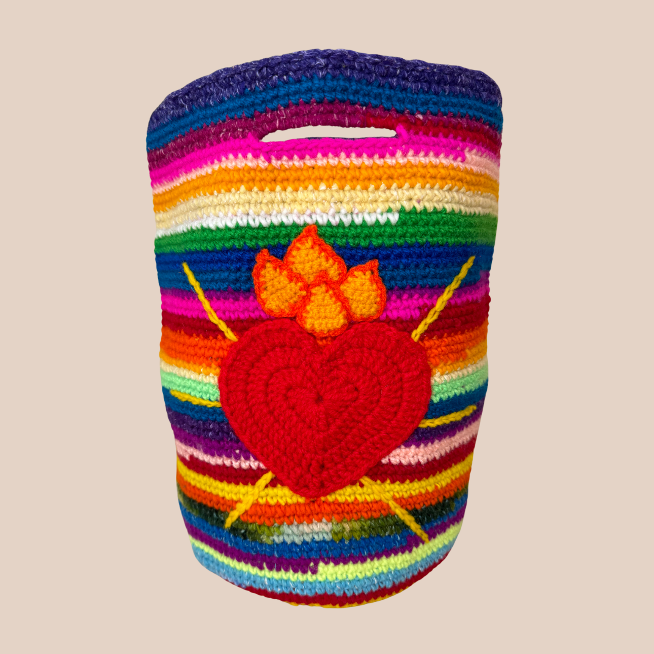 Image d'un sac SAGRADO XXL de Maison Badigo, un sac en laine et accrylique crocheté au motif coeur sacré 