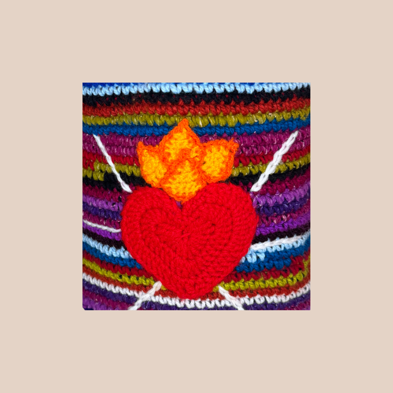 Image du sac motif coeur sacré de Maison Badigo, sac en laine crocheté multicolore unique et tendanc
