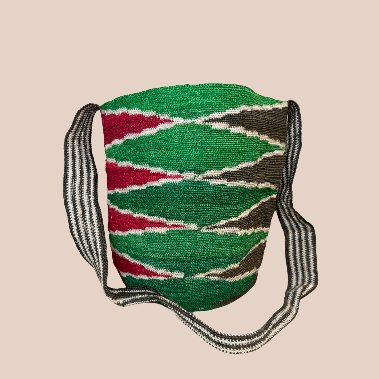 Image d'un sac SISA de Maison Badigo, sac en fibres de cactus arborant des couleurs vives et audacieuses