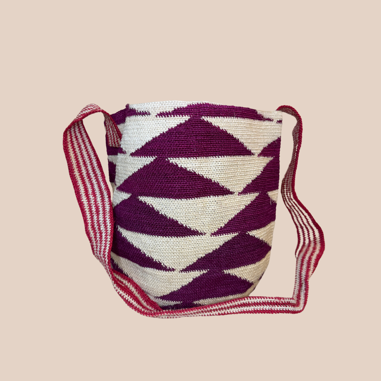 Image d'un sac SISA de Maison Badigo, sac en fibres de cactus arborant des couleurs vives et audacieuses