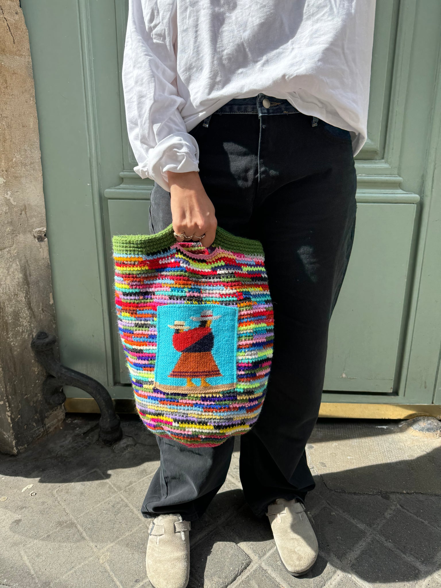 photo de lola portant un sac tapis XXL, sac arborant des couleurs vives et audacieuses