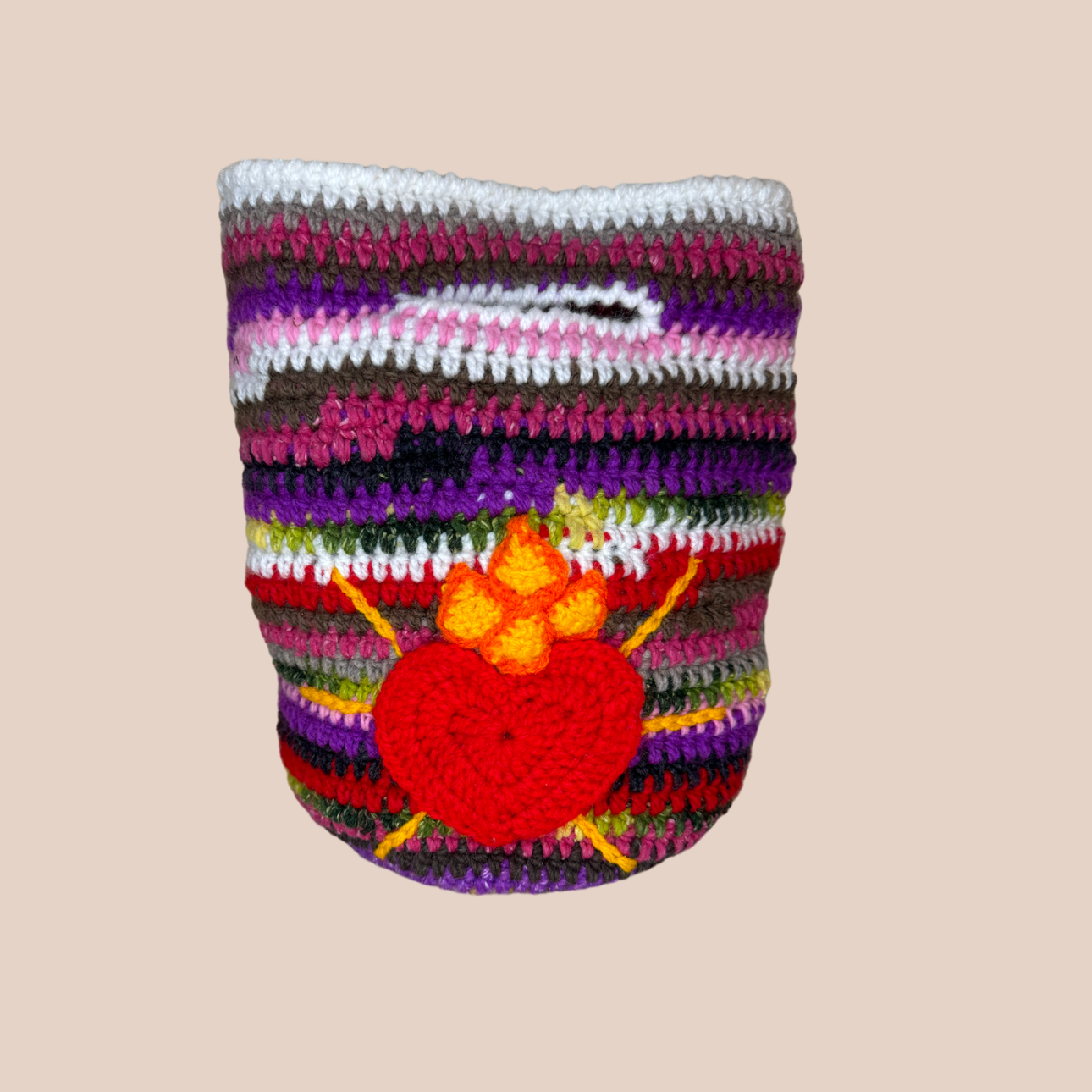 Image du sac motif coeur sacré de Maison Badigo, sac en laine crocheté multicolore unique et tendance
