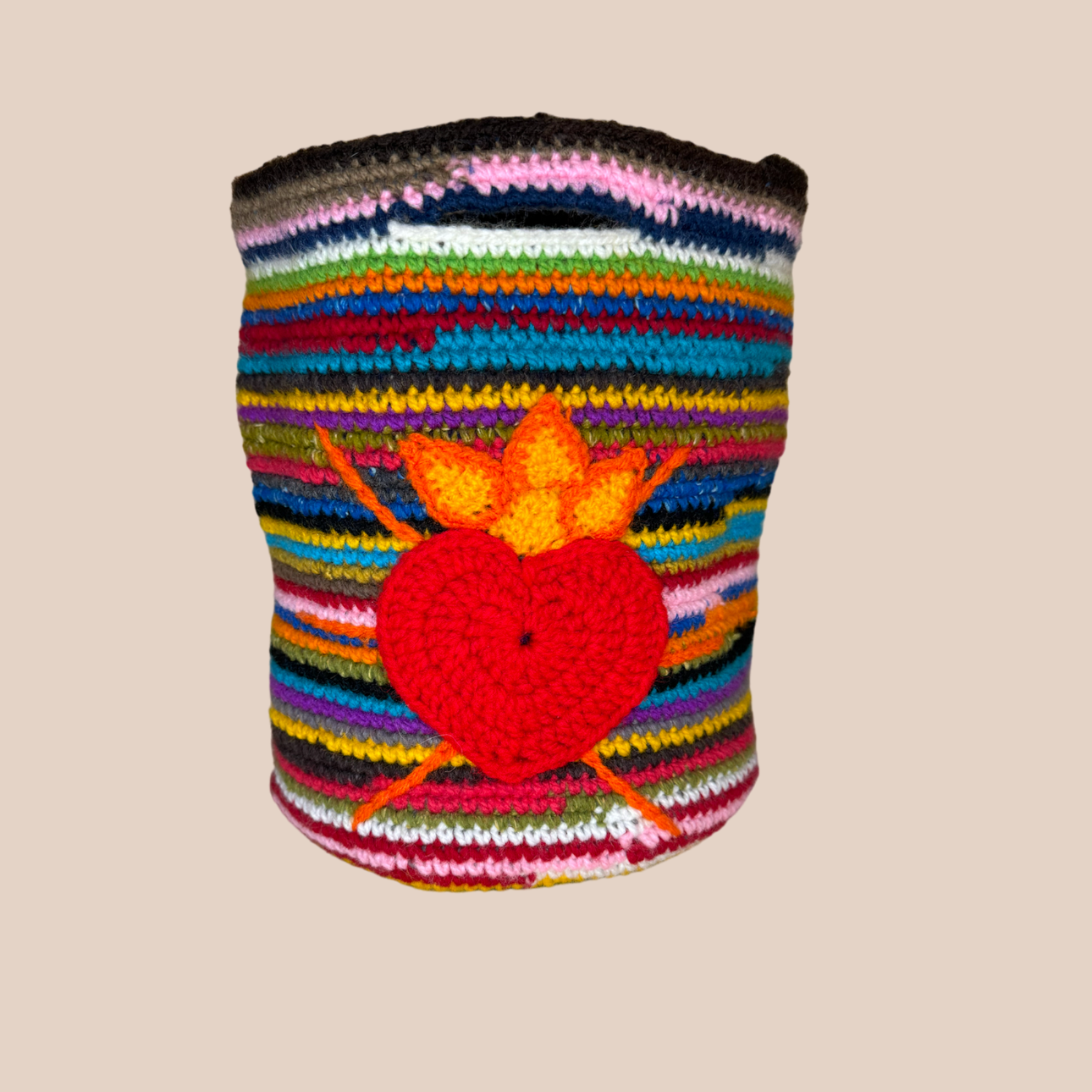 Image du sac motif coeur sacré de Maison Badigo, sac en laine crocheté multicolore unique et tendance