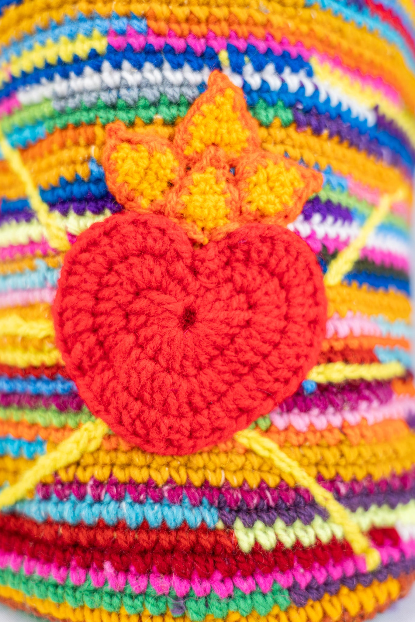 Image du sac motif coeur sacré de Maison Badigo, doublée léopard, sac en laine crocheté multicolore unique et tendance