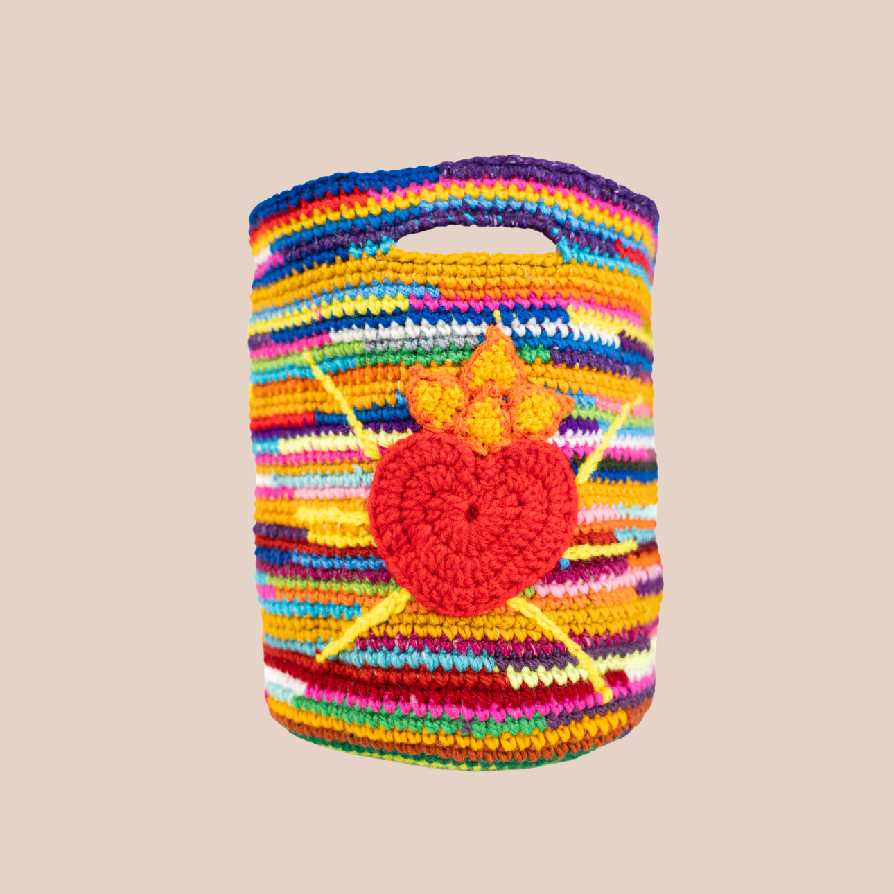 Image du sac motif coeur sacré de Maison Badigo, doublée léopard, sac en laine crocheté multicolore unique et tendance