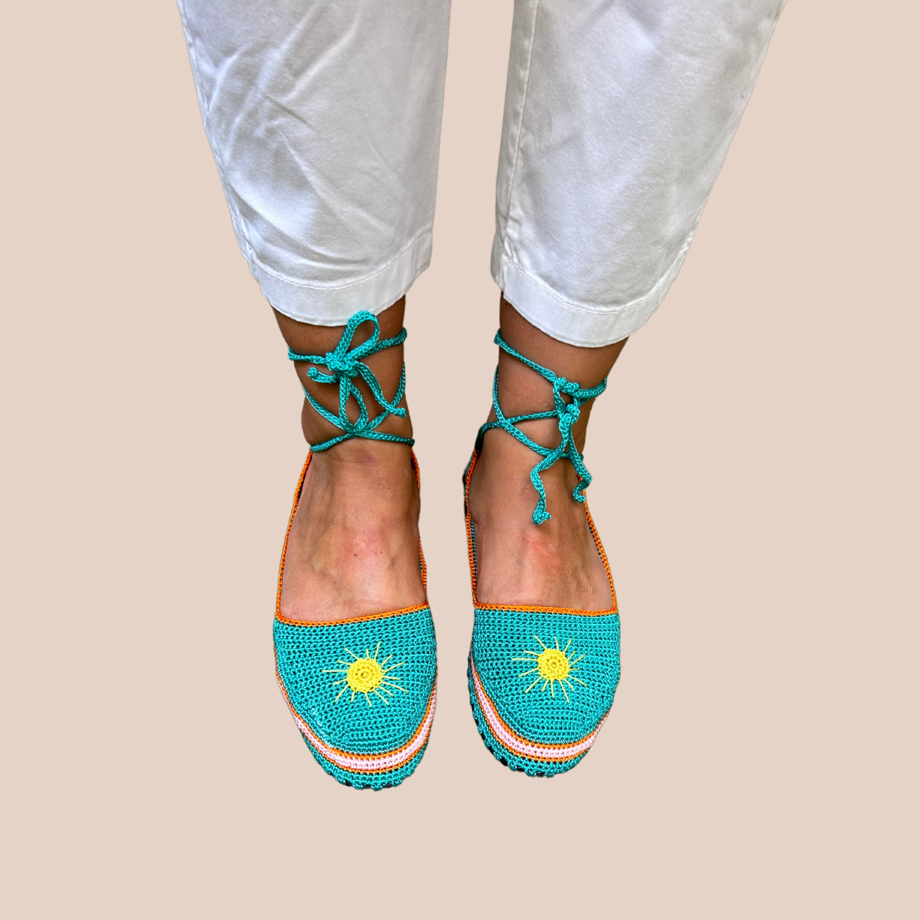 spartiates turquoise en crochet motifs soleil, 
Water green crochet gladiator sandals with yellow sun patterns. Rubber sole.